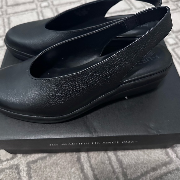 Naturalizer Women's Black Leather Mules with one call out. - Picture 7 of 8